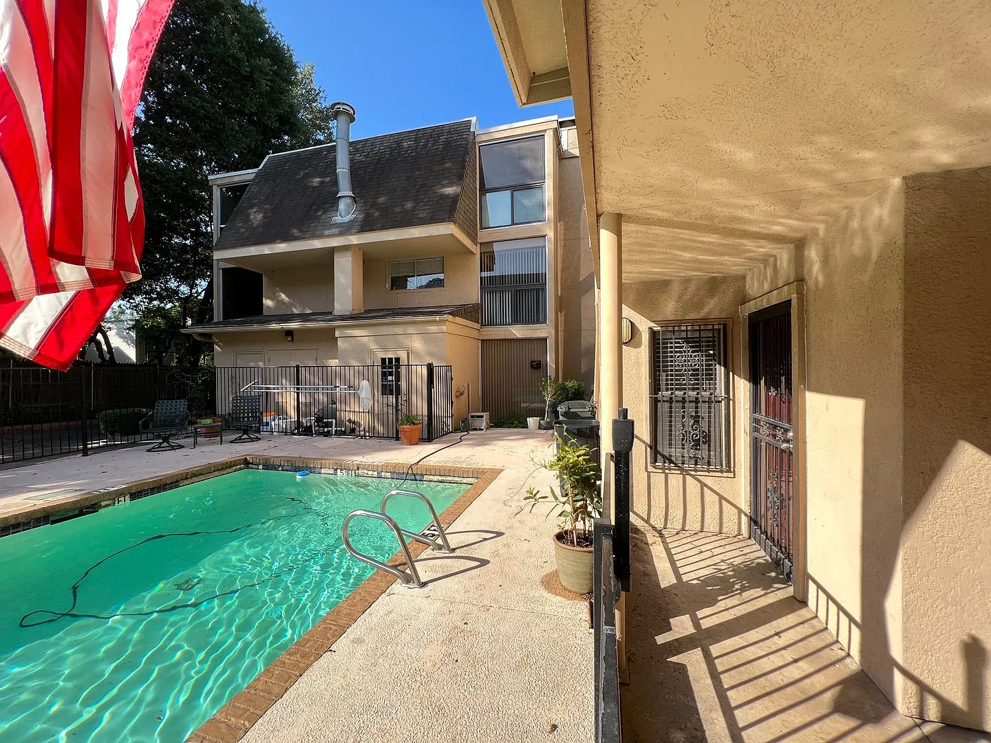 Charming 1 bedroom with and open floor plan and a pool view! — Photo 1