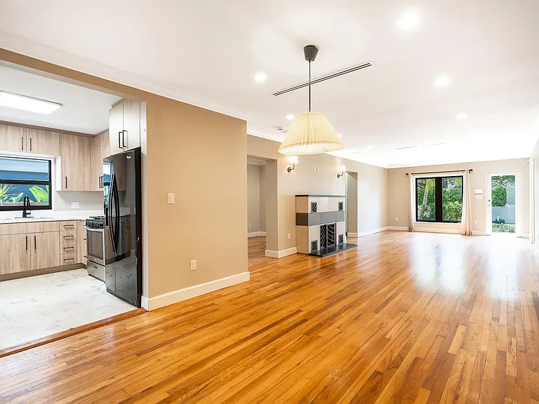 15 S Victoria Park Rd — Photo 8
