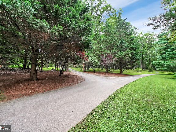 4th image of 715 Valley Dr