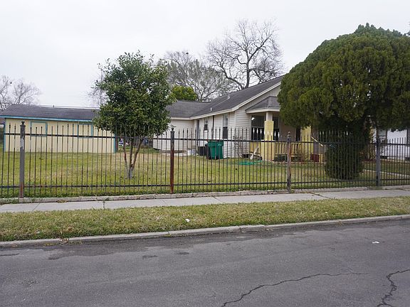 3rd image of 412 W Nazro St