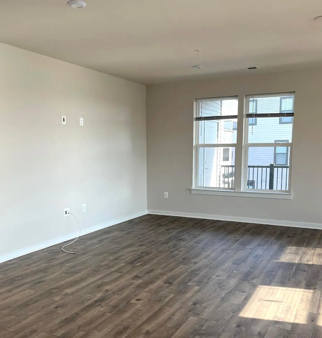 3 bed, 2.5 bath, 2400 sqft, $5,000 — Photo 2
