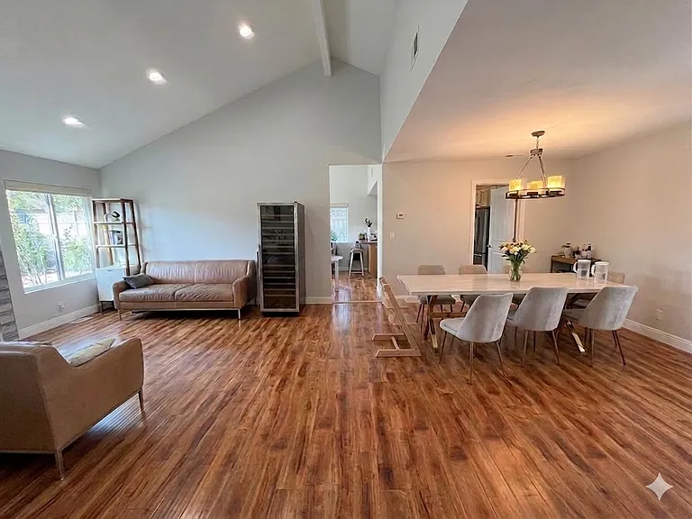 4535 Amiens Ave — Photo 3