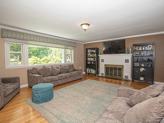 5th image of 30 Iroquois Dr