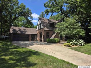 76 N Crescent Dr, Mason City, IA 50401