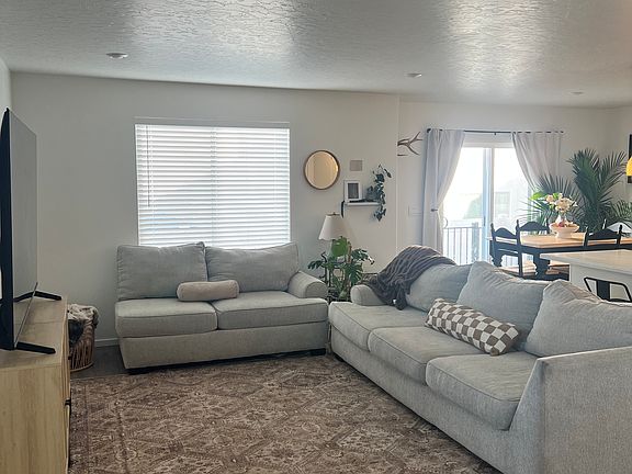 4th image of 1801 N Blue Iris Ave