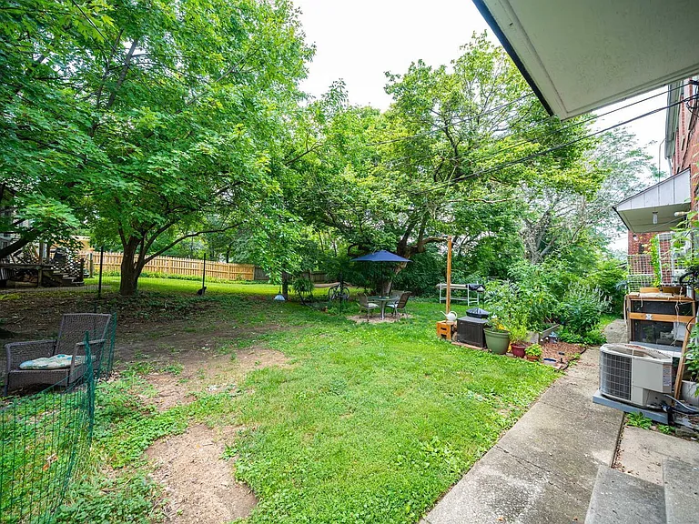 213 E Hudson St — Photo 18