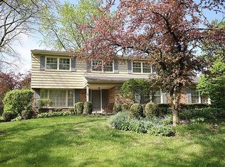 2S472 Seneca Dr, Wheaton, IL 60189