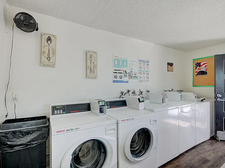 4050_Palos Verdes St-34