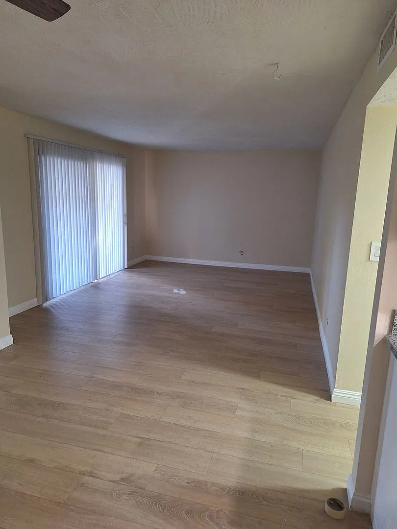 Redlands 2 bedroom 2 bath downstairs unit with large patio — Photo 2