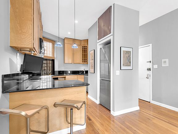 3rd image of 202 W 92nd St APT 1F