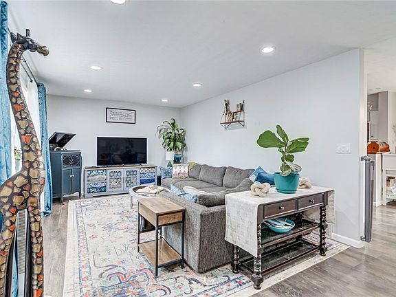 4th image of 36 N Lynette Dr