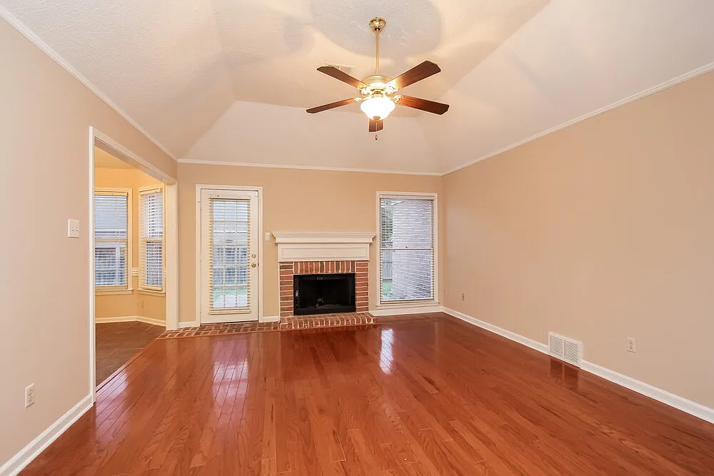 5 bed, 3.0 bath, 2052 sqft, $2,165 — Photo 3