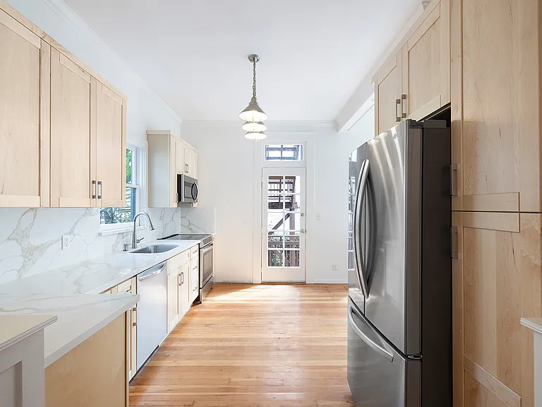446 Lyon St — Photo 5