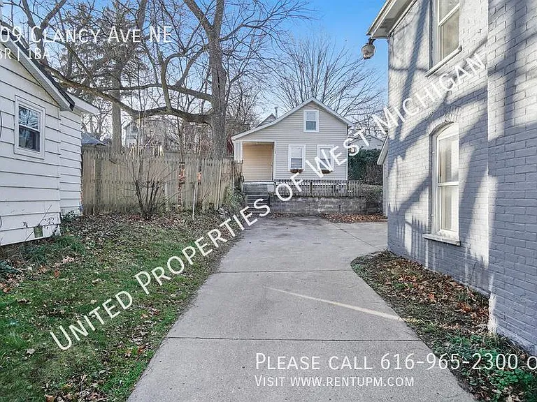 709 Clancy Ave NE — Photo 2