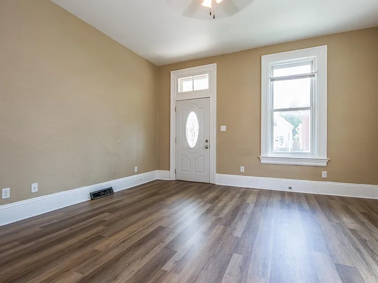 317 E 22nd St — Photo 2