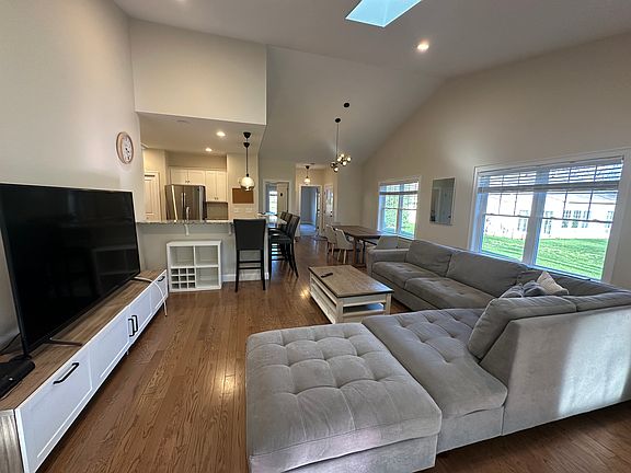 3rd image of 31 Albert St #31