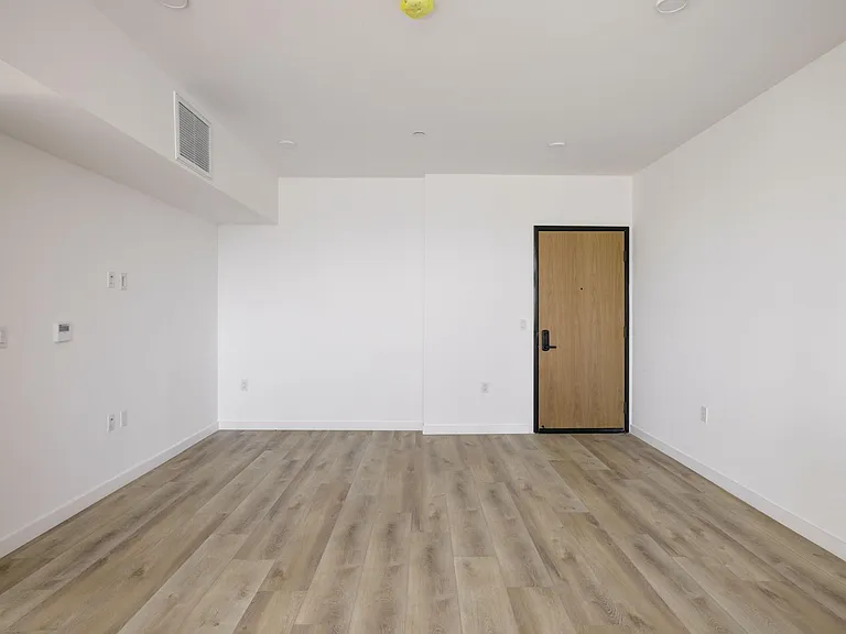 Fairfax Apartments — Photo 31