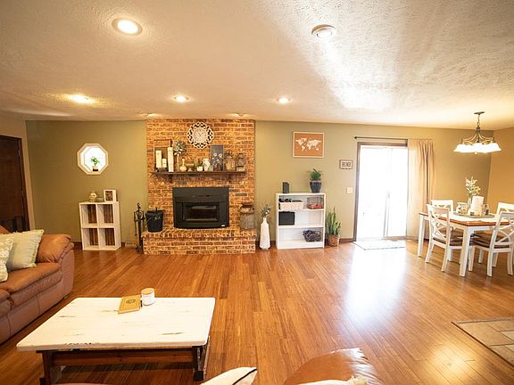4th image of 1307 Lynn Dr