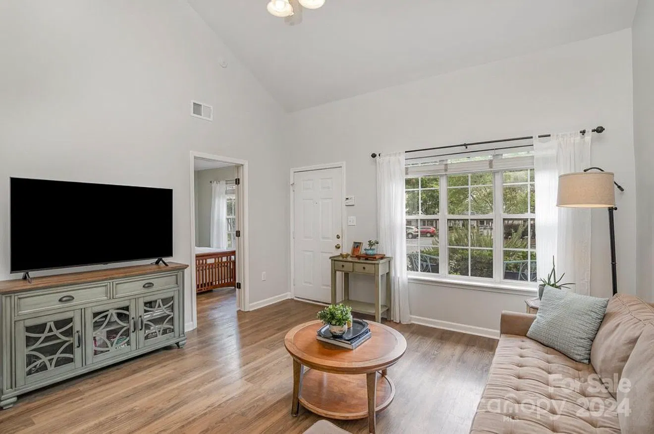 3 bed, 1455 sqft, $2,100 — Photo 1