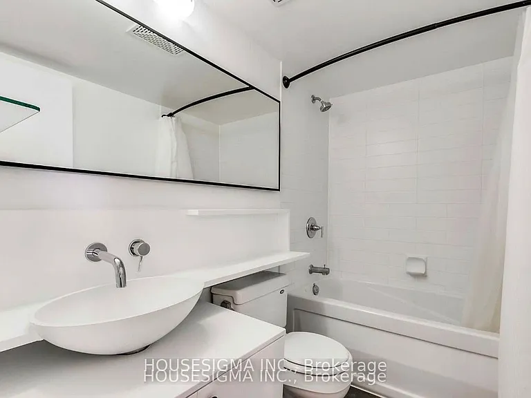 15 Fort York Blvd #1601 — Photo 6