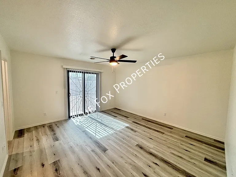 5369 S Waterloo Ln — Photo 18
