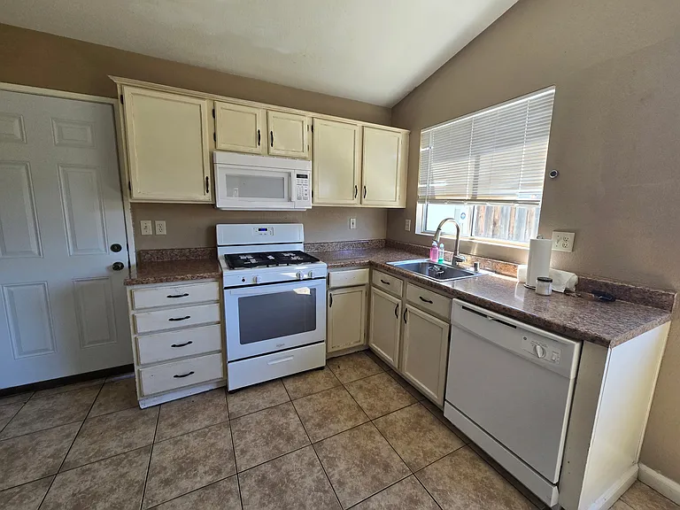 541 Moray Way — Photo 2