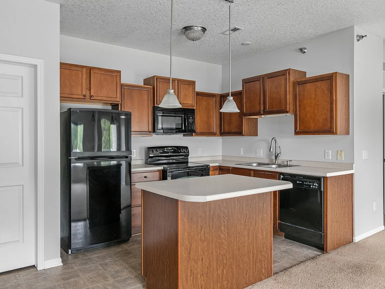 2 bed, 995 sqft, $1,300 — Photo 2