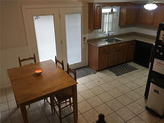 2nd image of 10 Leach St Unit B1
