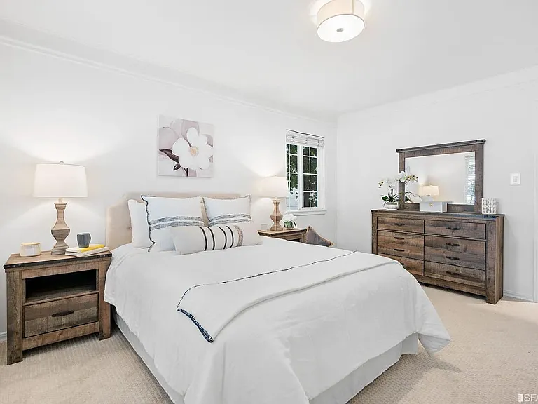 555 Claremont Dr — Photo 18