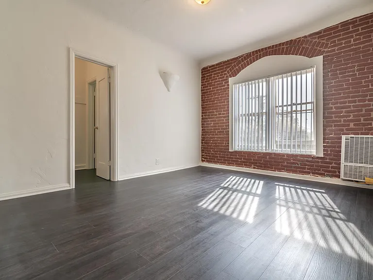 Gordon Street Apartments — Photo 10