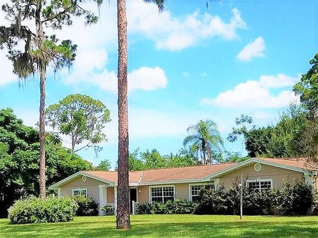 2nd image of 3705 Golfview Rd