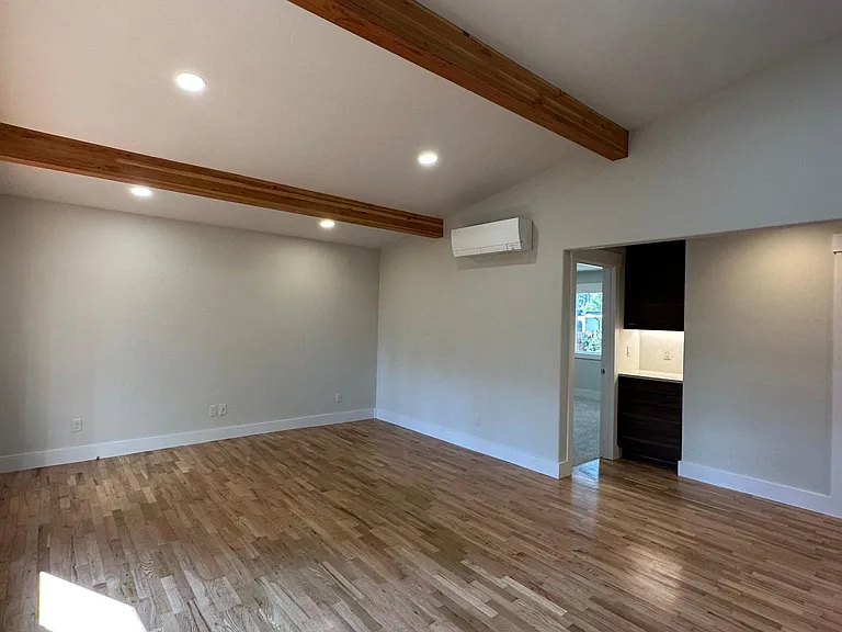 624 NE Olney Ave — Photo 9