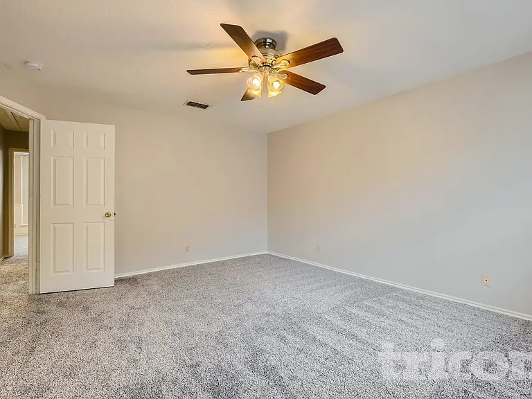 1215 Farnsworth Dr — Photo 11