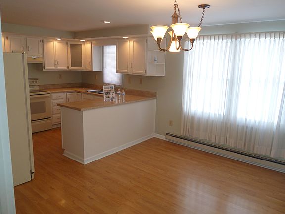 4th image of 18 Hawthorne Dr