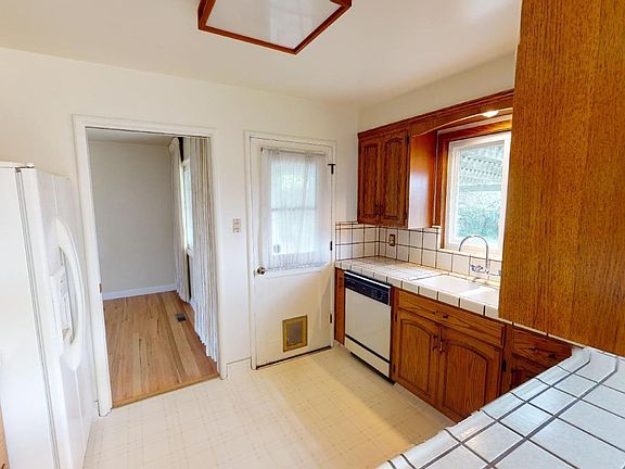 5th image of 810 W Vine St