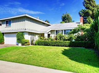 2734 Canary Dr, Costa Mesa, CA 92626