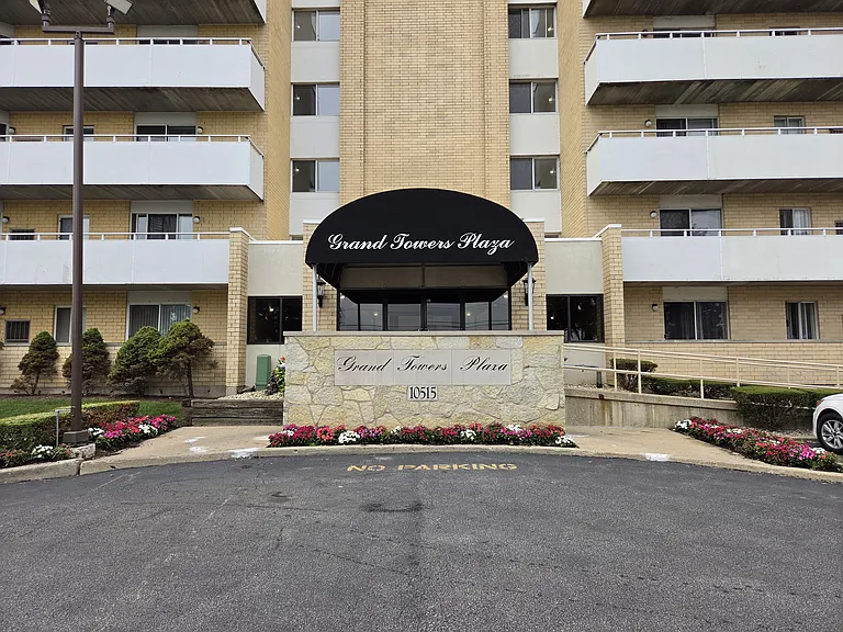 10515 W Grand Ave #206 — Photo 1