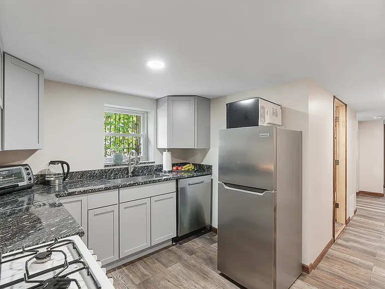 1301 W Nelson St #B — Photo 8