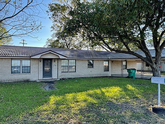1st image of 209 E Avenue G