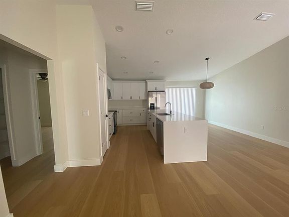 4th image of 895 S CEDAR AVENUE