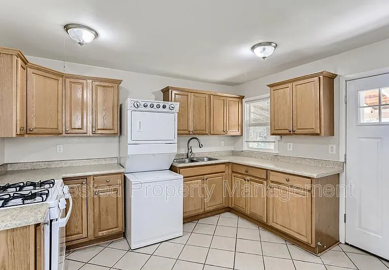 760 N Kenton St — Photo 4