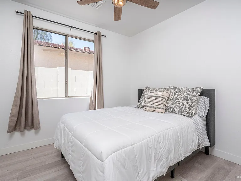 1012 E Susan Ln — Photo 14
