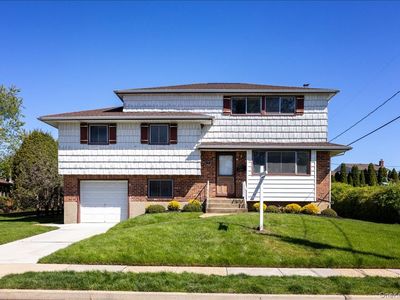 24 Roxbury Avenue, Plainview, NY, 11803