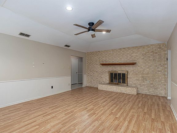 3rd image of 400 Brigadoon St