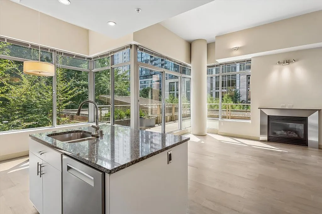 2200 Westlake - 2 bedrooms + den — Photo 1
