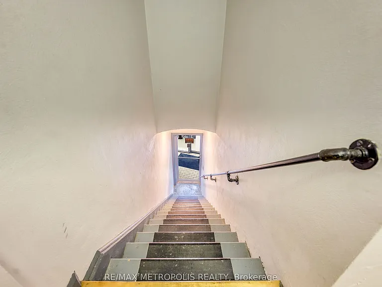 1548 Saint Clair Pkwy #1 — Photo 2