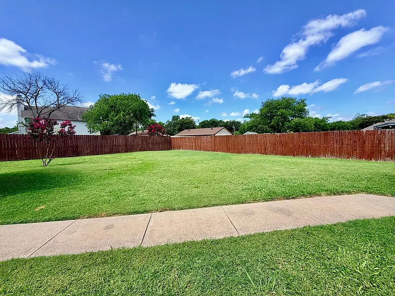 525 W Lloyd St — Photo 17