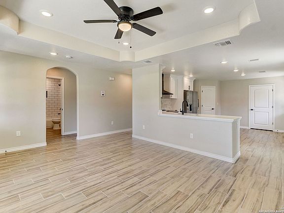 4th image of 614 Kendalia Ave