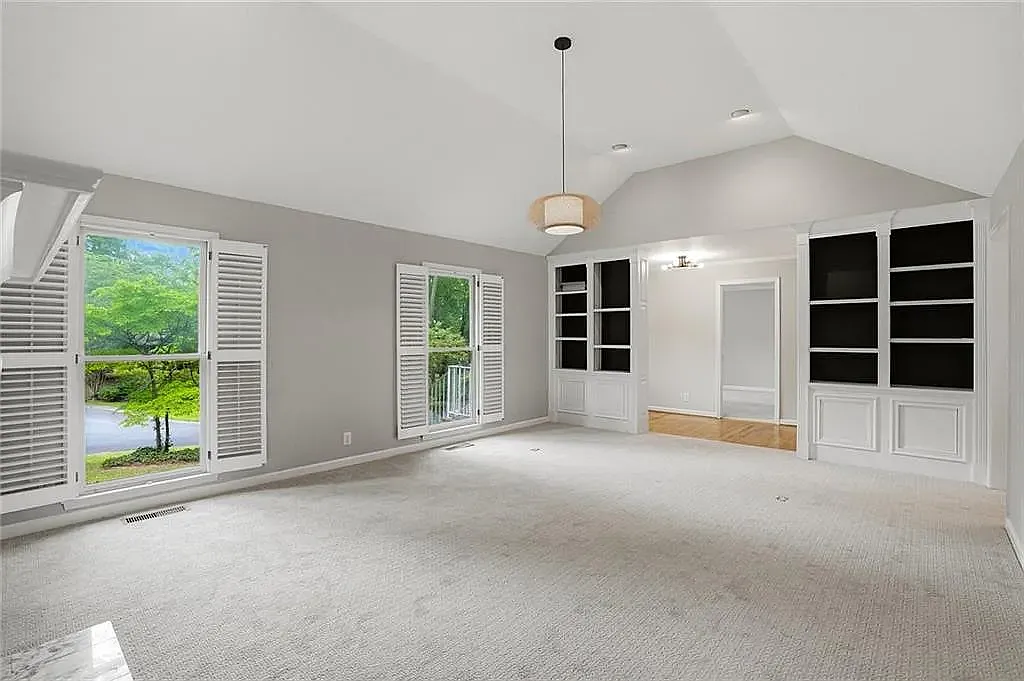 13 Bedford Rdg NW — Photo 3