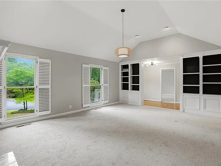 13 Bedford Rdg NW — Photo 3